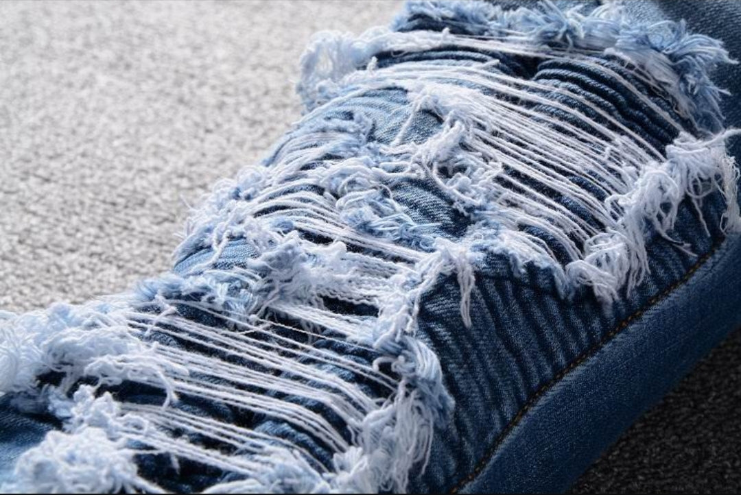 ARi #RippedJeans