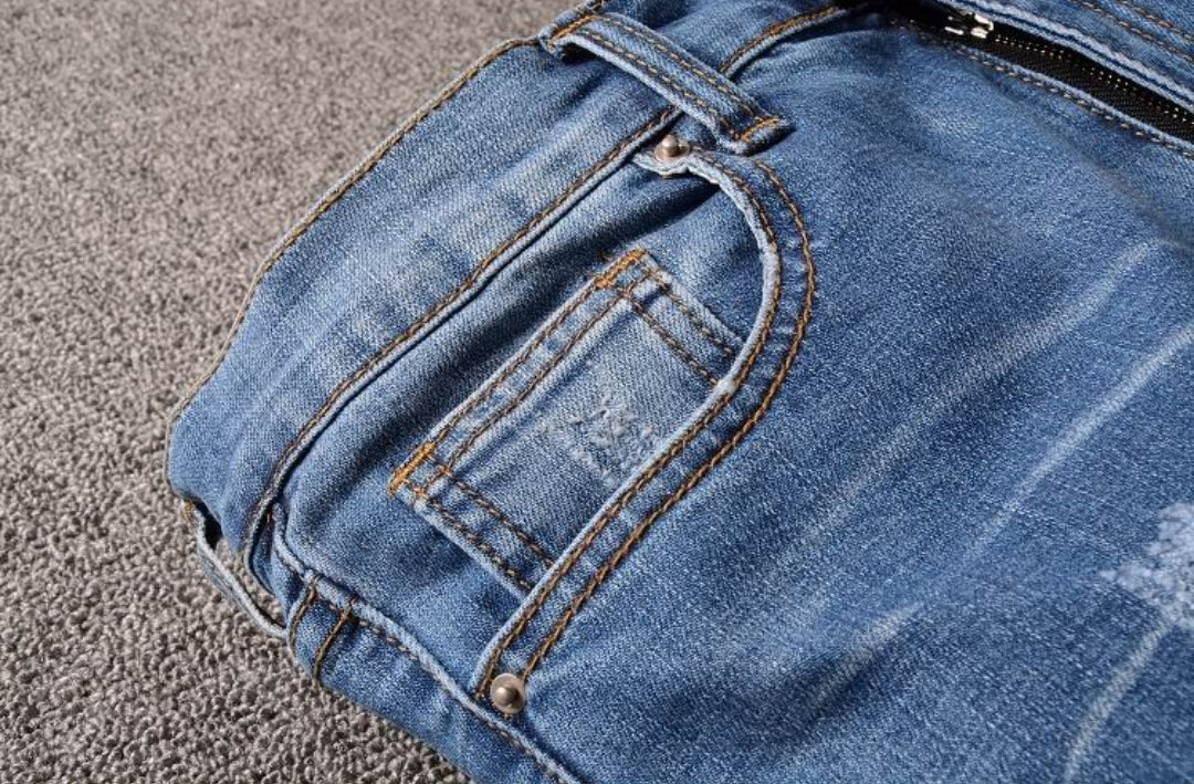 ARi #RippedJeans