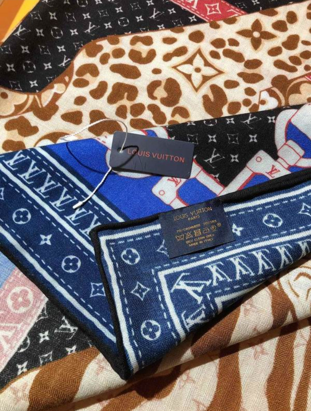 LV #CatsMonogram Scarf