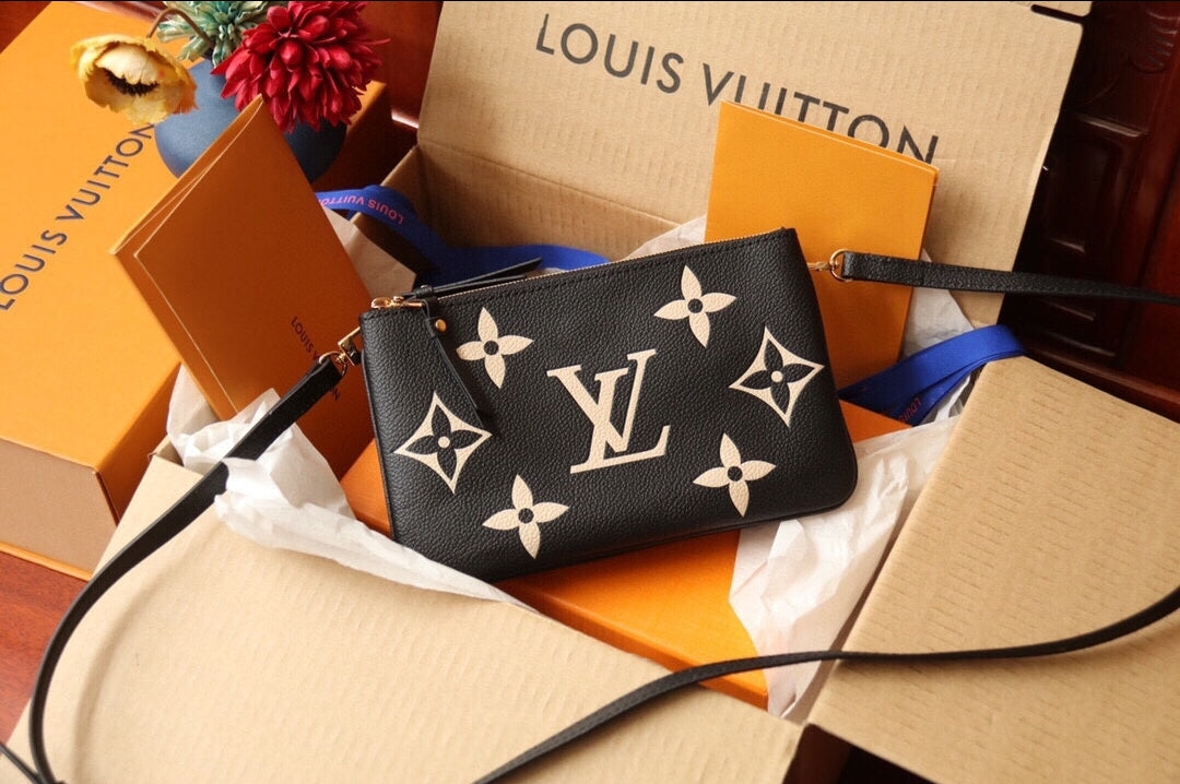 LV #Pouchette